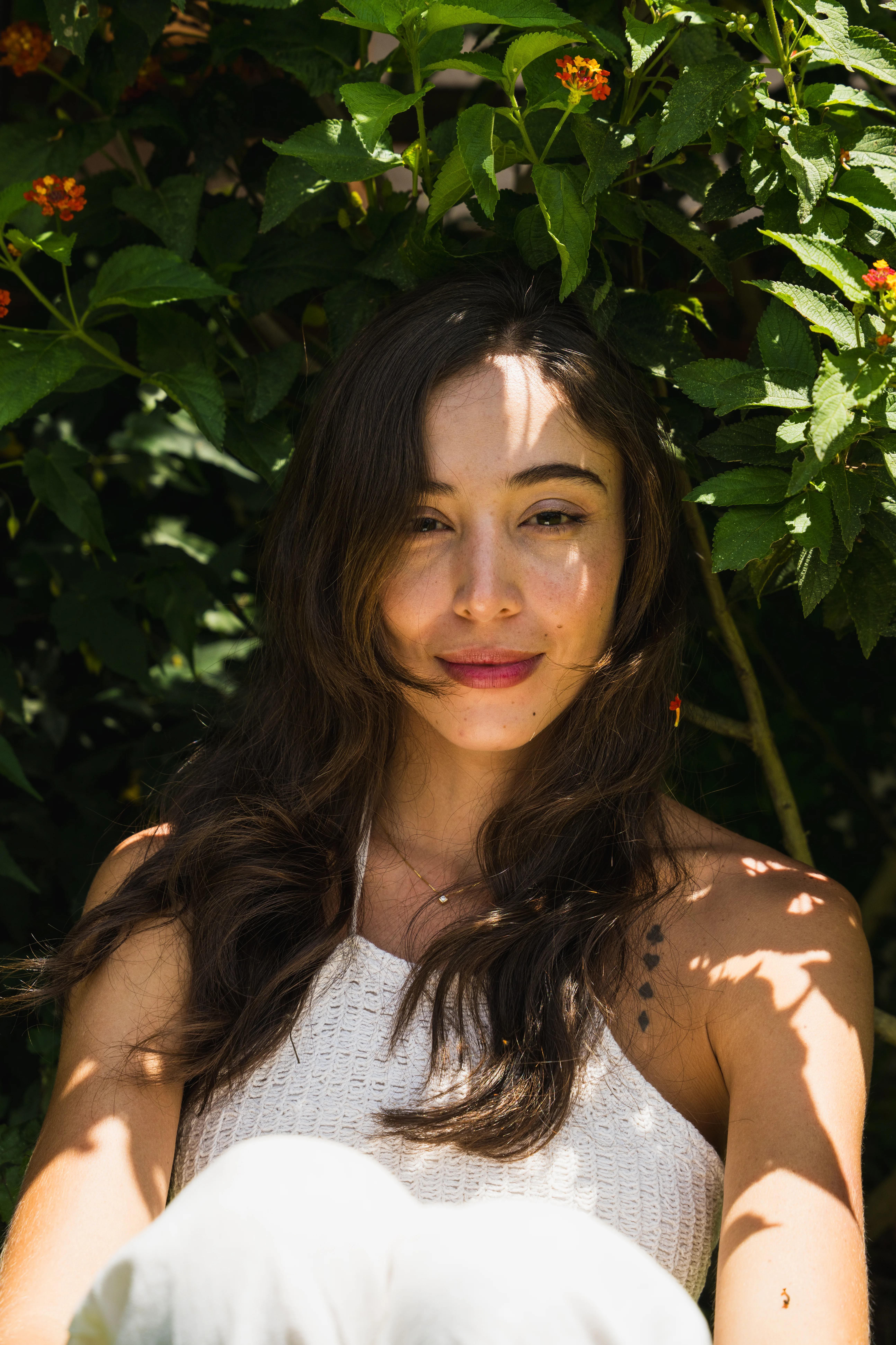 Luz Beatriz en un jardín
